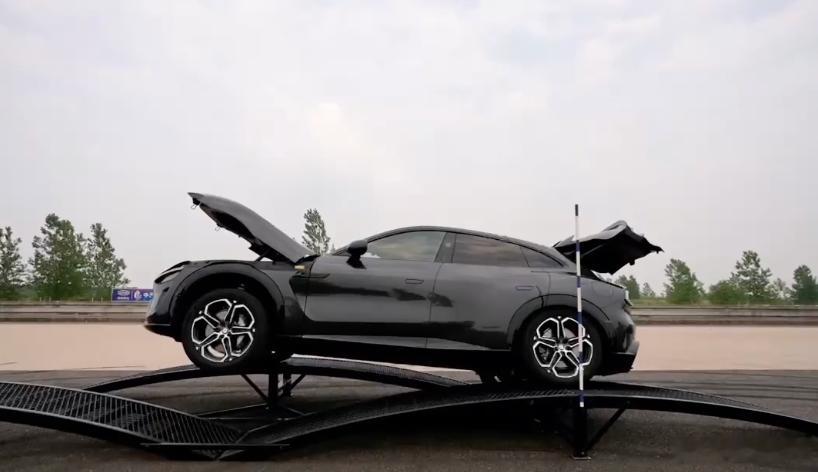 这次小米YU7GT，包括普通版本YU7都直播做了交叉轴测试，我觉得这个事情大家