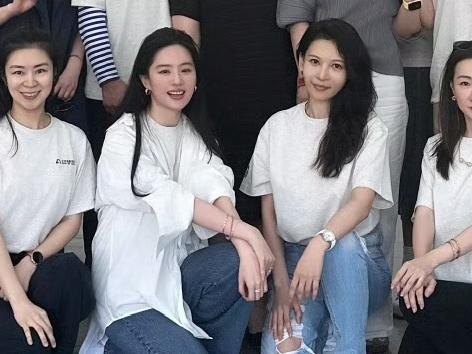 刘亦菲回北电与师生一起大合影，在人群中并不出众，还胖了不少，她打扮本就朴素，像学