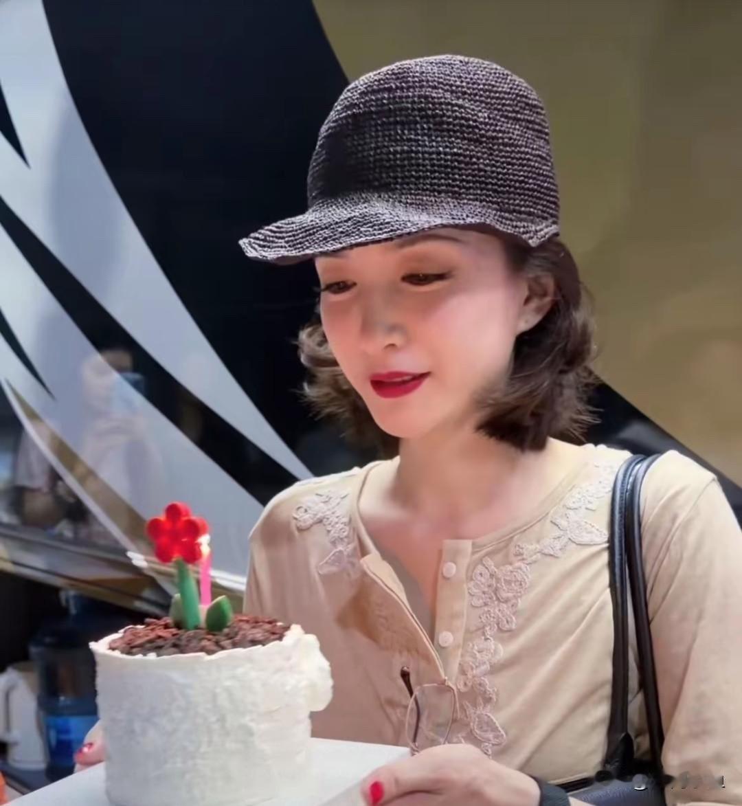 江疏影生日路透手捧蛋糕笑容灿烂！一身米白色上衣，领口点缀精致蕾丝刺绣，穿搭简