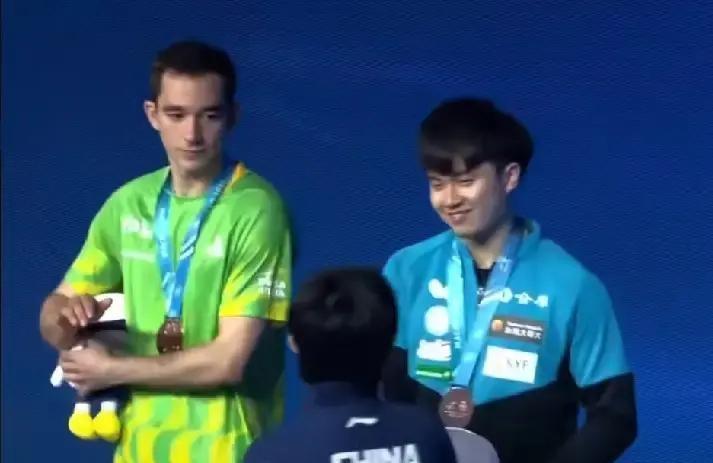 王楚钦世界杯颁奖一个小细节，看完谁不说一句情商高刚结束的乒乓球世界杯男单颁奖礼
