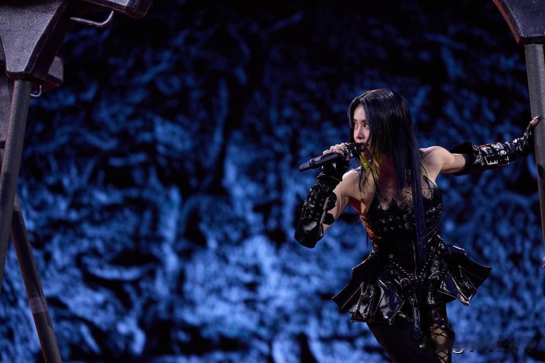同样是开鸟巢巡演，蔡依林直接杀疯了。三场连开，12万张门票一开售直接抢空，周