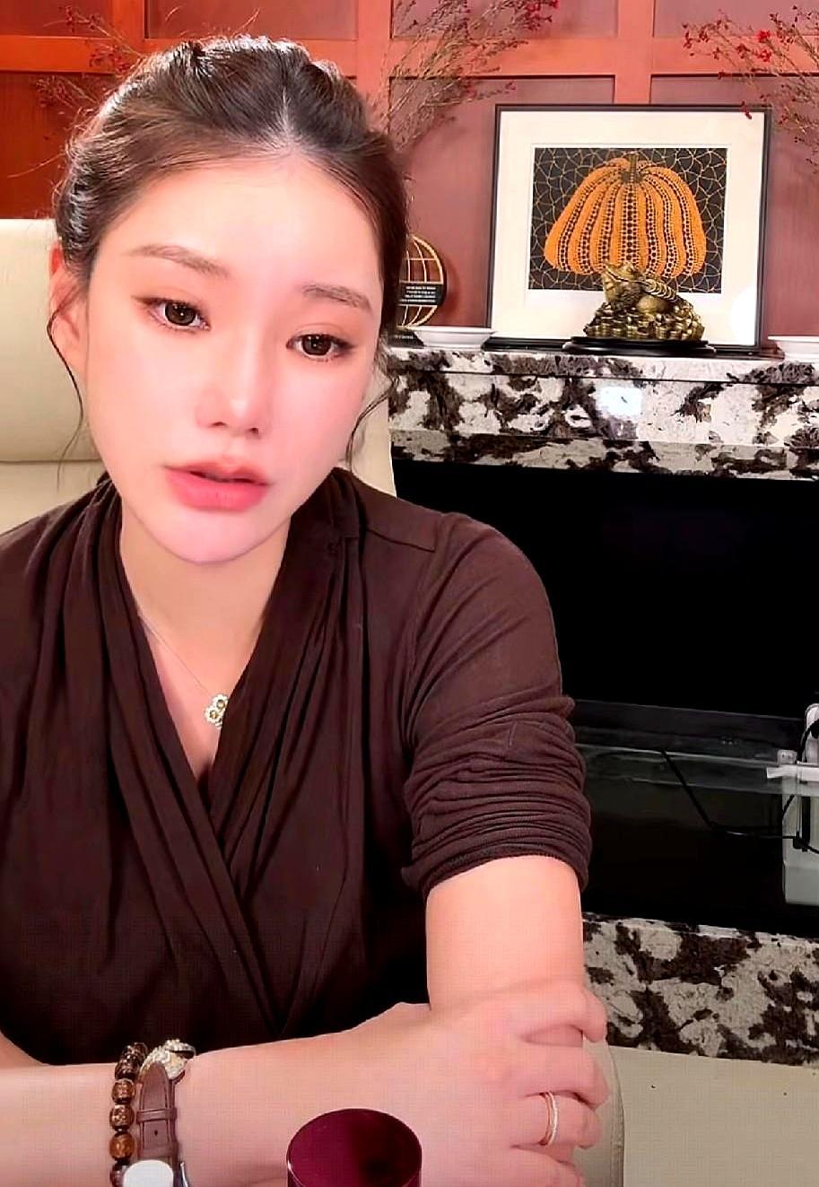 孕晚期连播3小时，她撑腰起身那刻我破防了镜头里，马筱梅的肚子已经顶到桌沿。