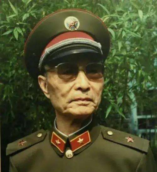 1964年，张爱萍将军到酒泉某基地视察，突然，他发现有10多名背着斜挎包的战士站