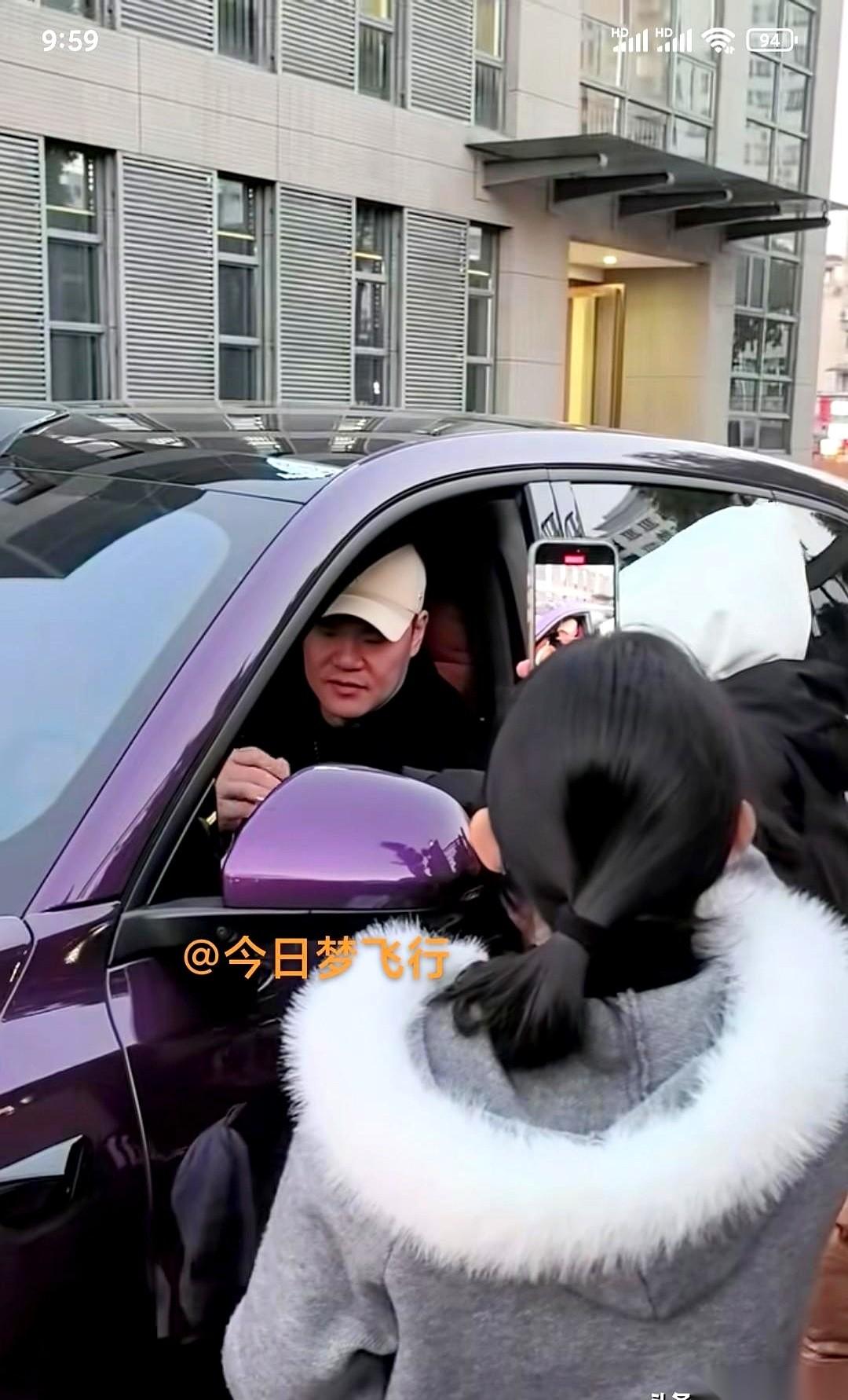 完了，朱总亲自下场了。那张脸，隔着屏幕都能感觉到训练馆的低气压。就往场边一站