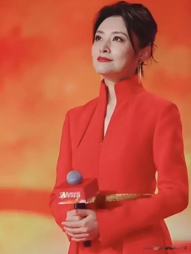 周涛，央视金牌主持，以温婉大气的台风、知性优雅的气质，二十余载春晚舞台绽放光彩，