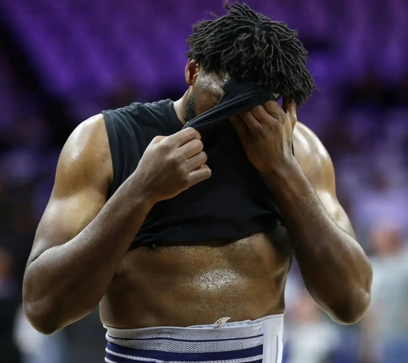 恩比德自己都有点不敢相信了，自己复出，队友不会打球了？缠着厚厚的腰部绷带的恩比