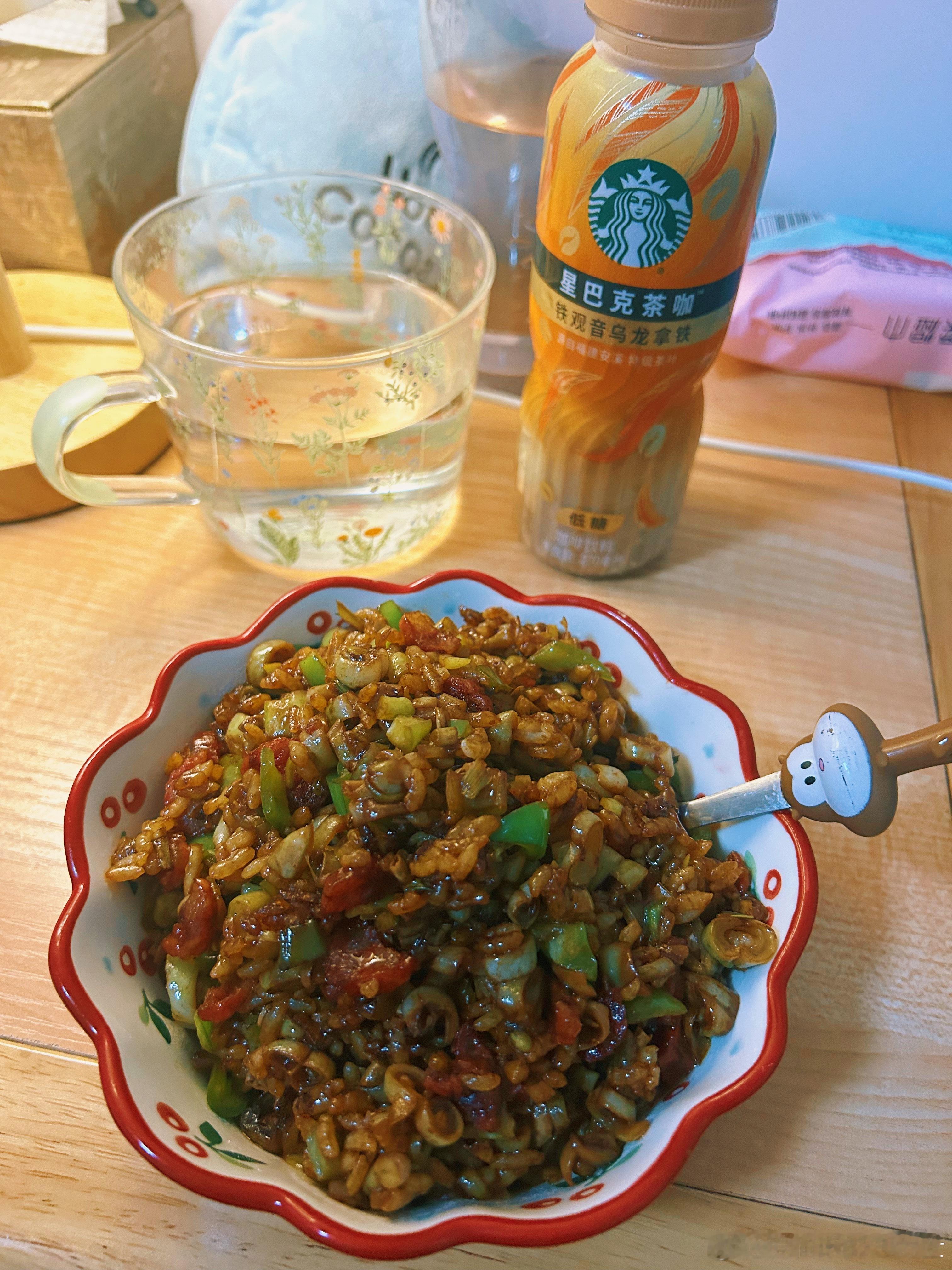 某人又去外地了一个人做了个炒饭家里没有鸡蛋用的腊肠解决掉了冰箱里剩的一点豆角也不