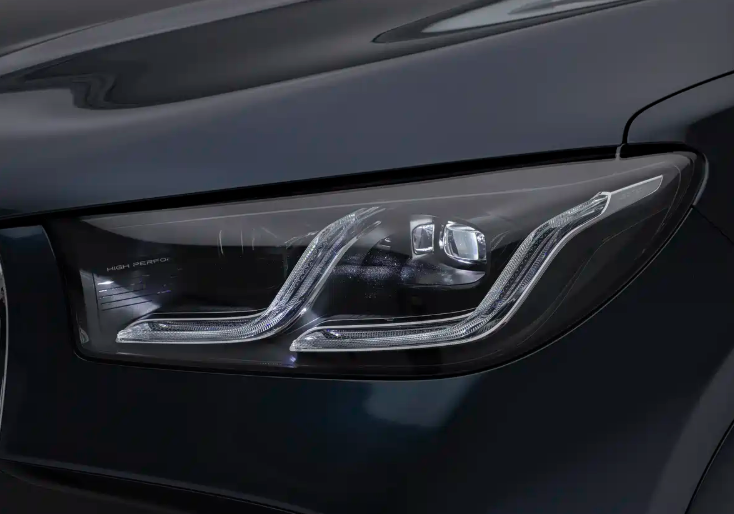 奇瑞新款瑞虎9实车亮相外观与内饰焕新换装双联巨屏外观方面，新款瑞虎9前脸全面焕