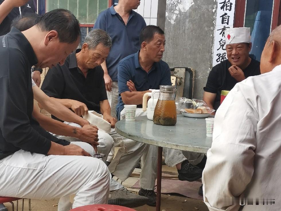 一个电话，让人头皮发麻。我们村的老邻居，昨天晚上，一个人突然就走了。她今年55