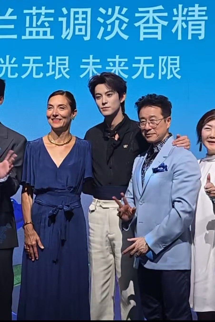 娇兰全球品牌代言人王鹤棣，左揽LVMH中国区总裁，右搂娇兰全球CEO王鹤棣娇兰全