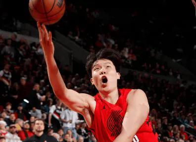 杨瀚森又又又进步了，发展联盟的比赛，让他提升显著。开拓者打马刺，打豪强，杨瀚森