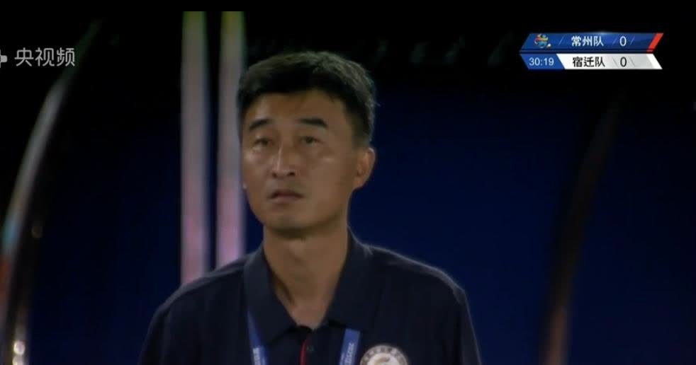 我的神，急疯人，常州队就没个会射门的吗？全场呼叫黄毛黄紫昌，被常州队急死了。