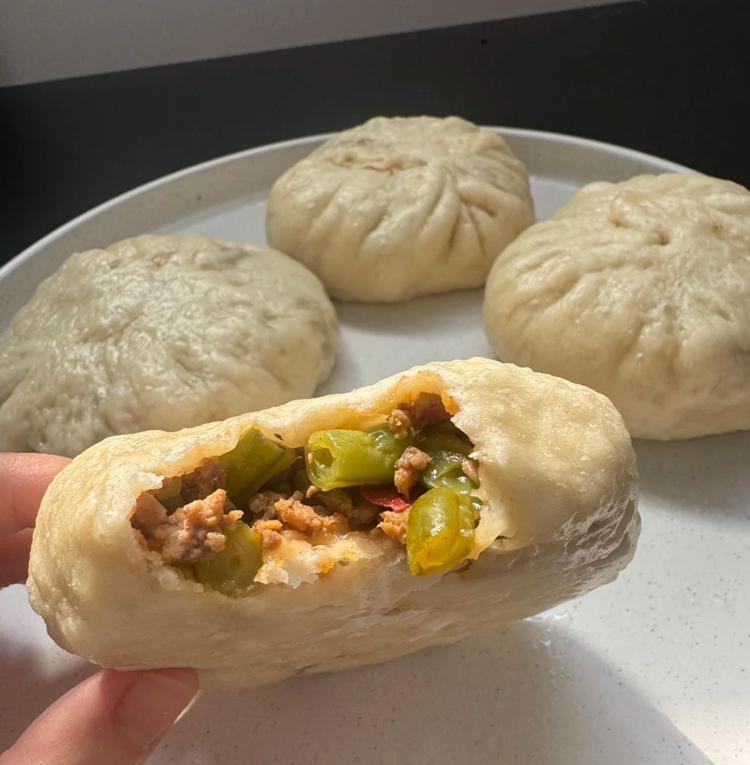 女儿想吃包子，我前一天晚上就把面和好，放在冰箱里发酵。一大早就起来剁馅，蒸包子