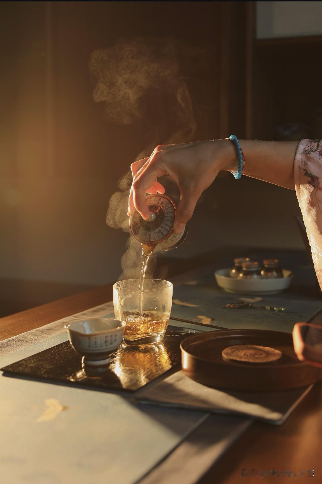 弘一法师说：“真正能抗住大财的人，一定是过了情关的人。财富到一定程度后，就会开