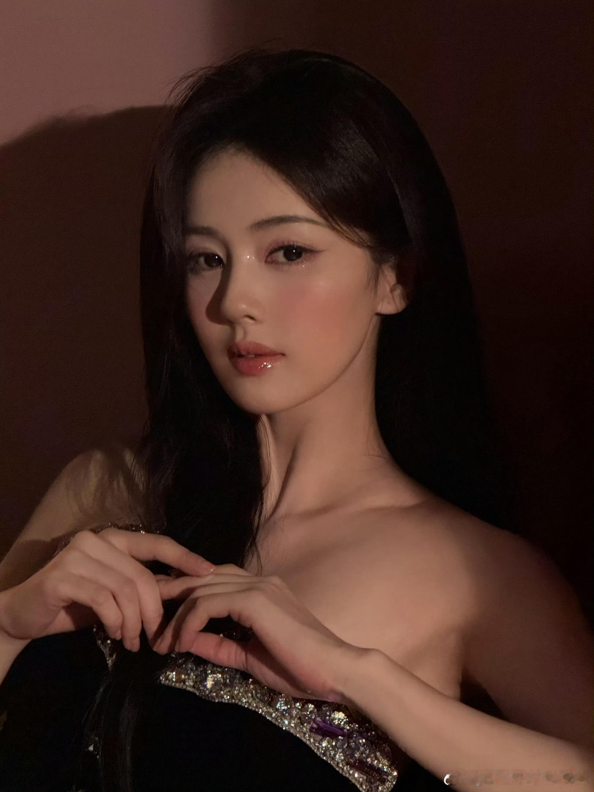 呃……怎么回事，白鹿图一像赵露思，图二像李一桐…​​​