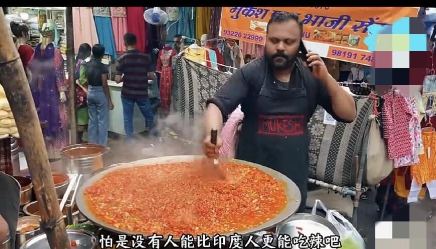 印度大哥，在街头正在做咖喱炒饭，大热天吃这玩意会不会上火？