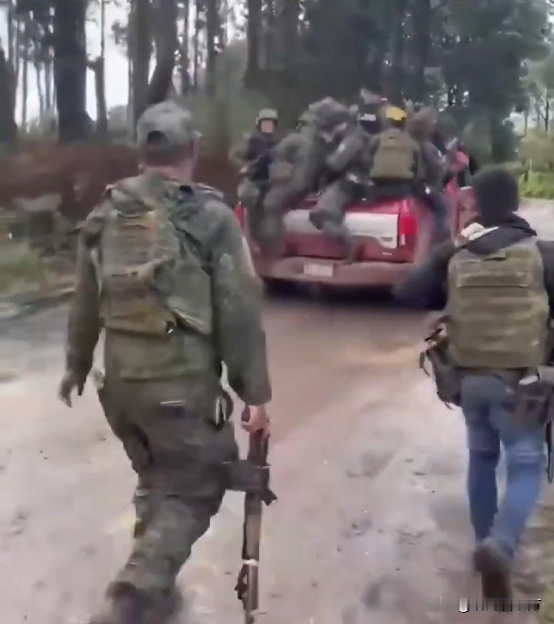 【墨西哥毒枭报复进行中】下图左边：墨西哥贩毒组织CJNG派出了他们的精锐部队