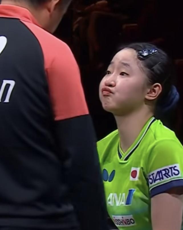 张本美和1:4输给王曼昱后，为何气的嘟嘟嘴了？因为她是一天内，单打、女双都输
