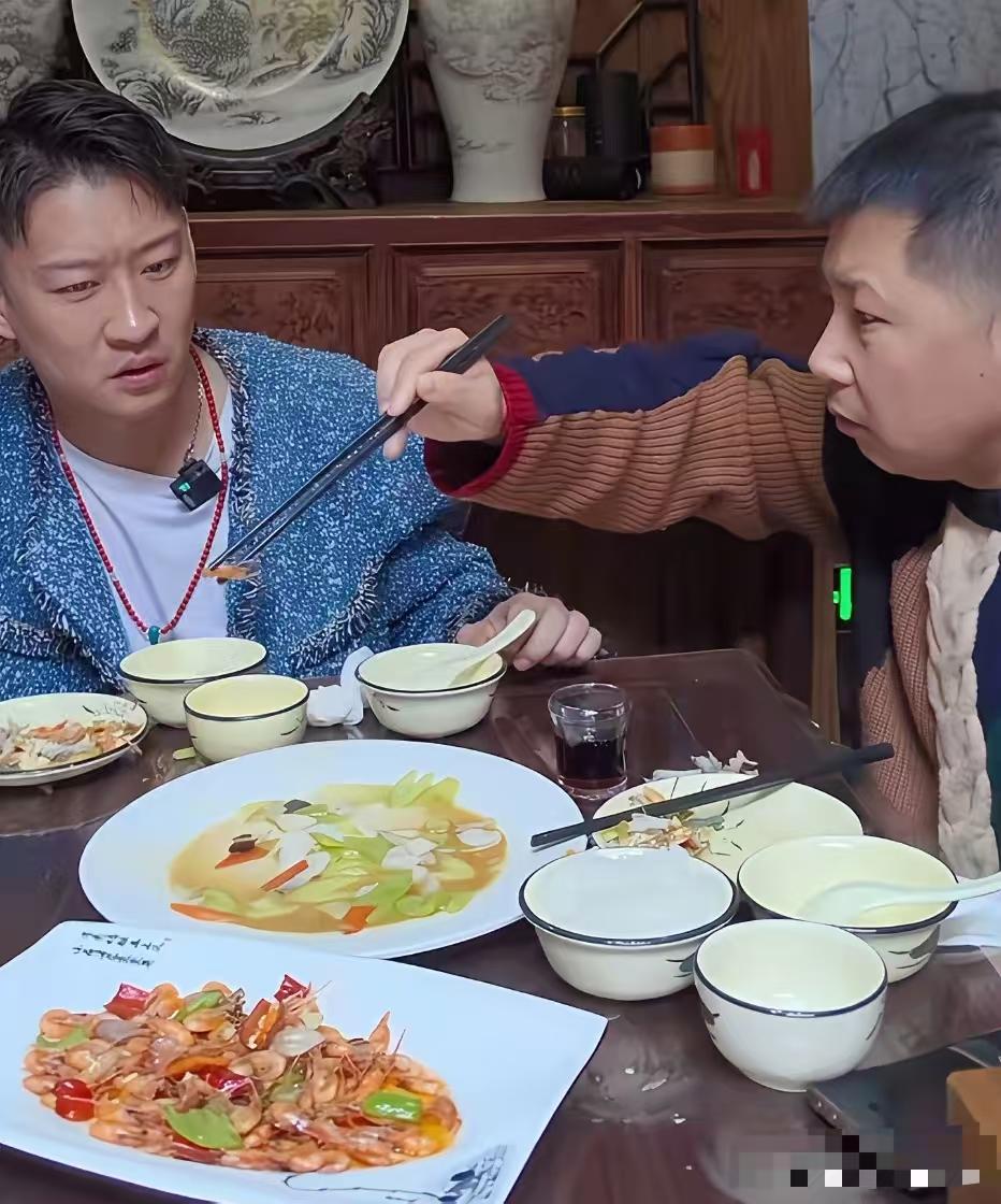 何云伟给曹云金夹菜，特别注意细节，曹云金是回民，不代表他就是穆斯林，也不代表他是