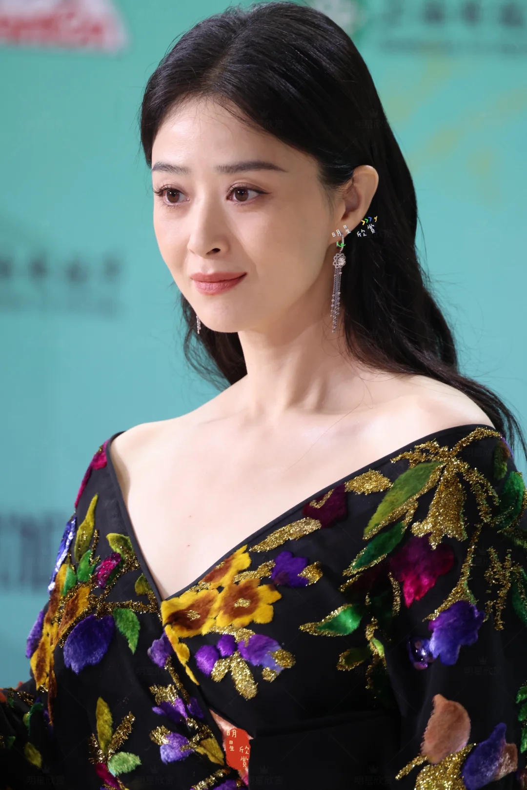 蒋欣身着印花长裙，也是极美的