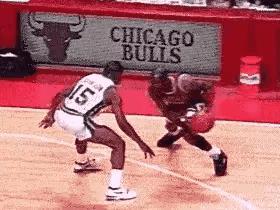 都说乔丹有仇必报，除了罗德曼。大家仔细看，那个一巴掌把乔丹拍翻在地，差点让他运动