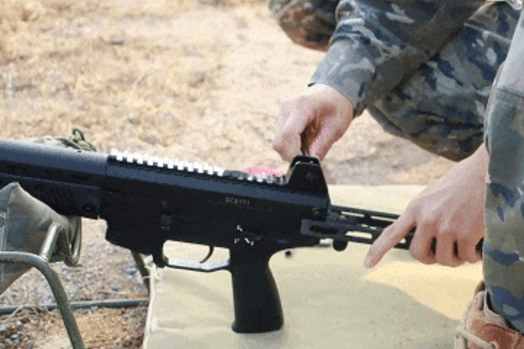 冲锋枪也得老老实实趴下打单发精度