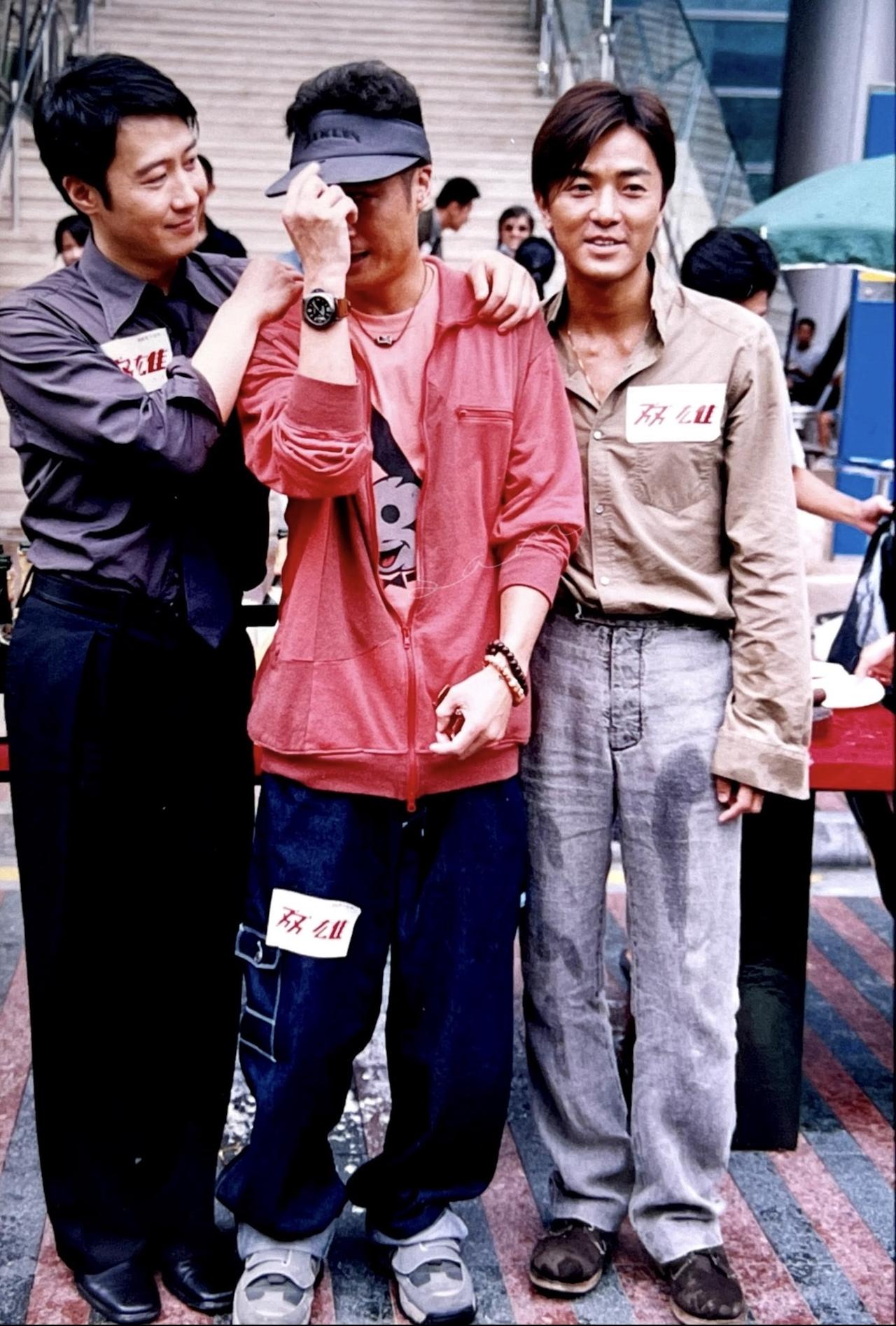 2003年，黎明、吴镇宇、郑伊健在电影《双雄》杀青宴上的一张合影。那时的拍照