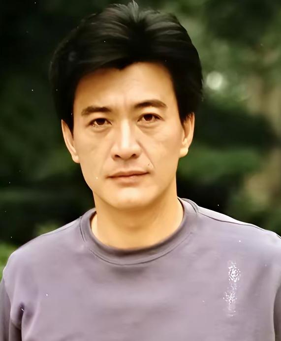 现在的娱乐圈中你再想找周里京这种五官这样颜值的男人你根本找不到。周里京的形象可是