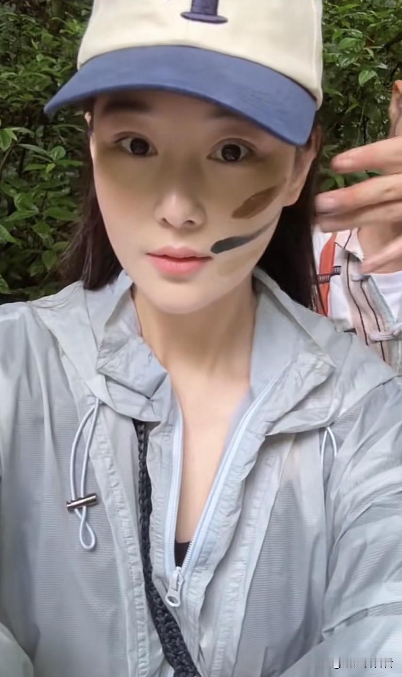 张馨予的爱好真是不一般，她不但喜欢各种小虫，还把蚂蚁放嘴里尝尝啥味道，看着这个黑