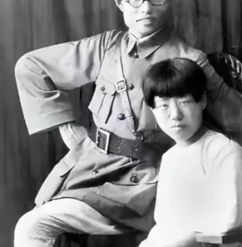 1940年，延安，朱仲芷主动和丈夫萧劲光离了婚。那一年她已经是6个孩子的妈，和萧