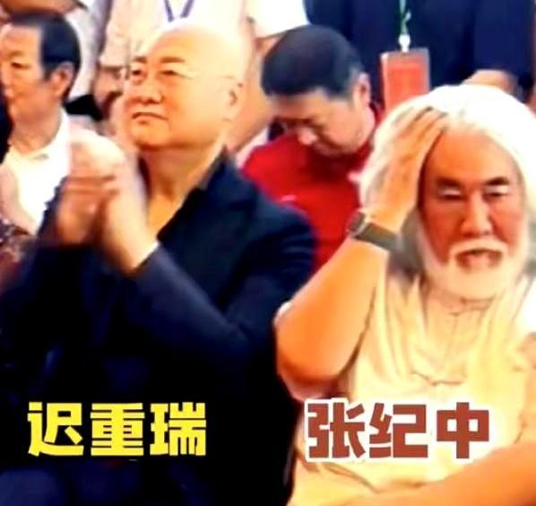 你见过最残忍的社交画面是什么？不是争吵。是张纪中把身体压过去三十度，话密得像