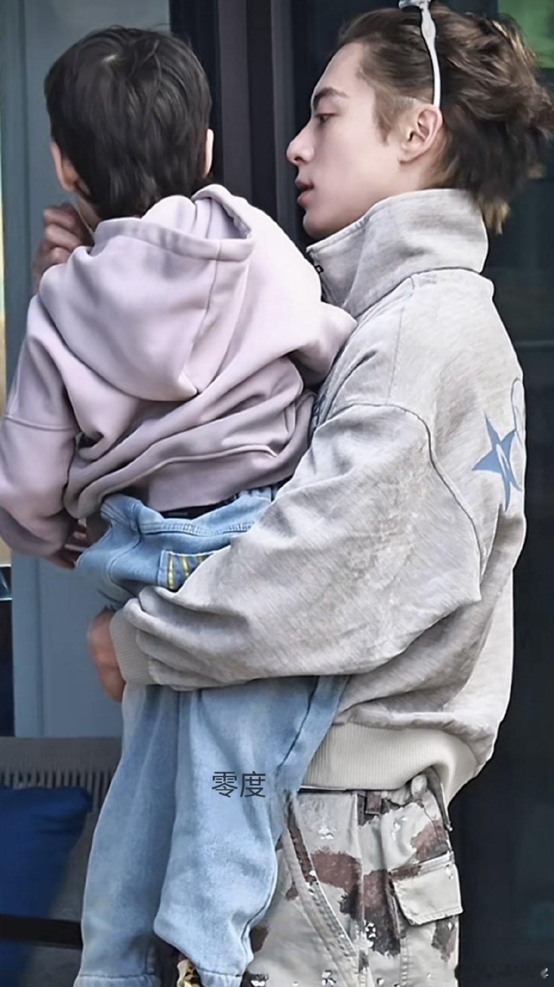 王鹤棣亲爱的客栈抱娃路透亲爱的客栈一直印象里是酷拽霸总范儿的王鹤棣，抱娃的画面