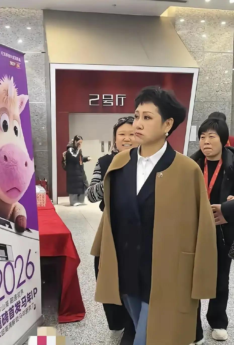 说句掏心窝子的话，看到张凯丽老师那张嘟嘴的照片，我浑身不得劲儿真不是说她不漂亮