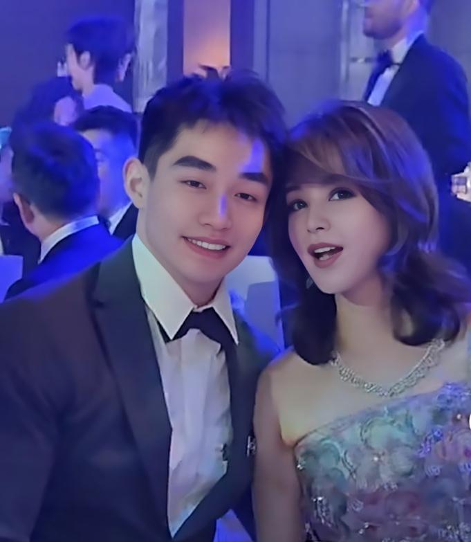 会长于文红跟小30岁的新男友一起秀恩爱的时候，没想到她家大宝正坐在旁边看着他们呢