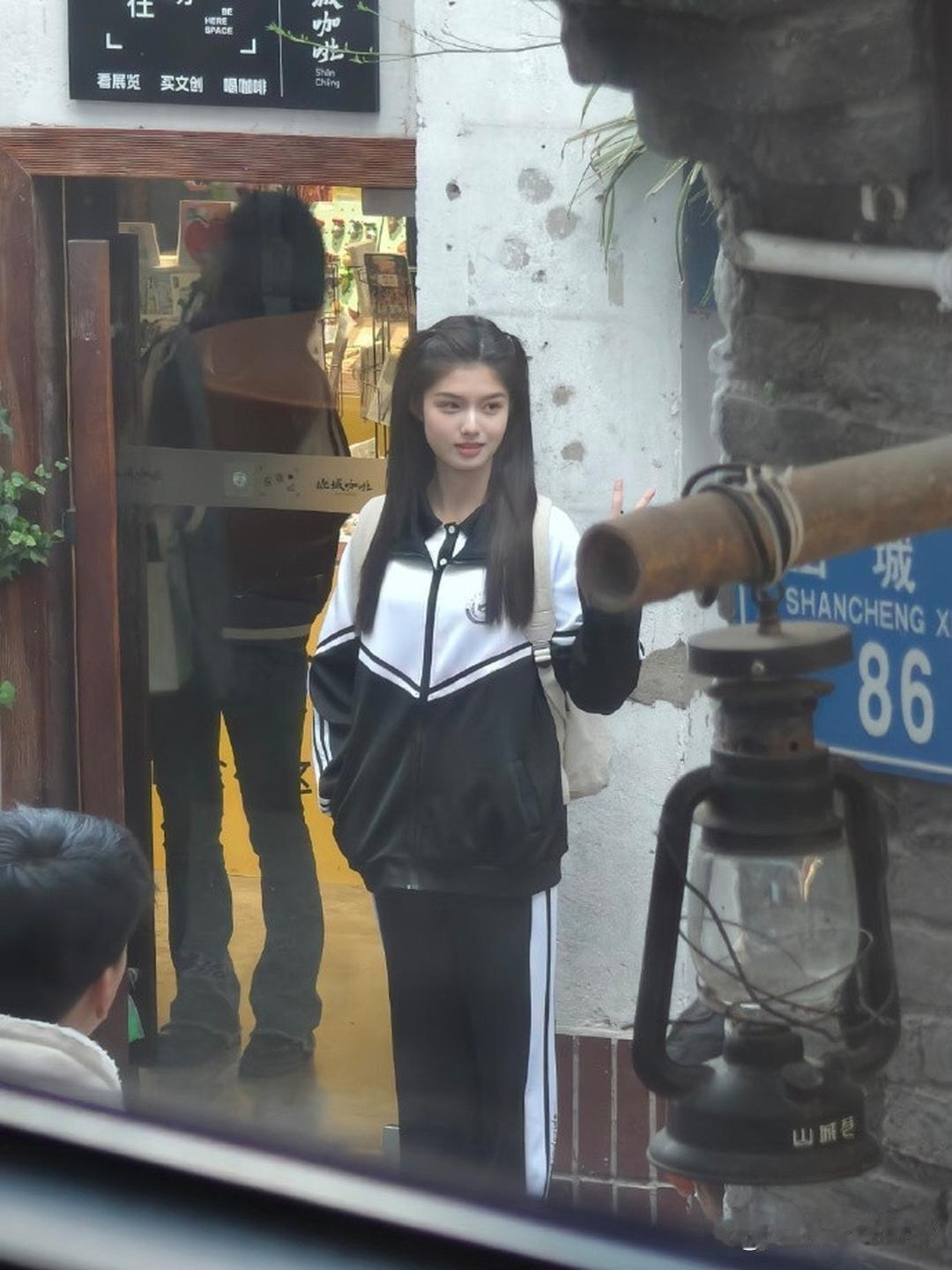 少女果然还得是少女来演！艾米新剧路透生图好漂亮，脸颊上的婴儿肥甚至都没褪去。​