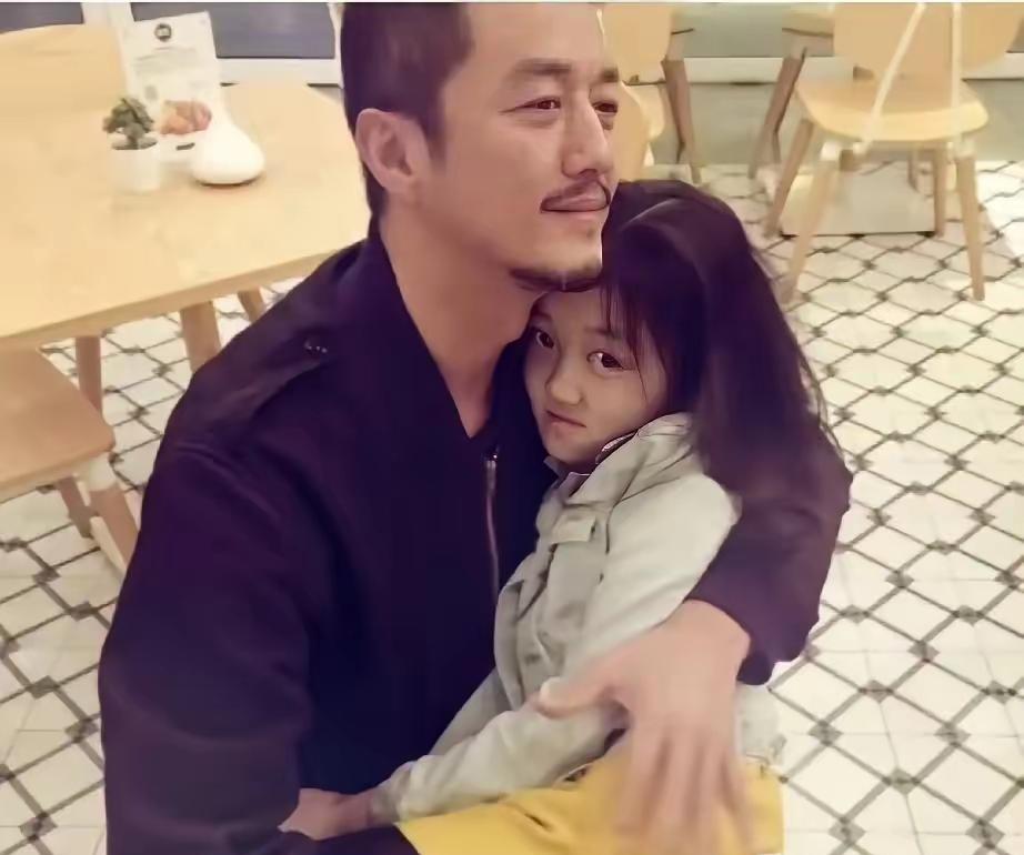 被19岁的女儿拉黑后，李亚鹏痛苦了很久。他曾把这个女儿视作“命根子”。过年抢