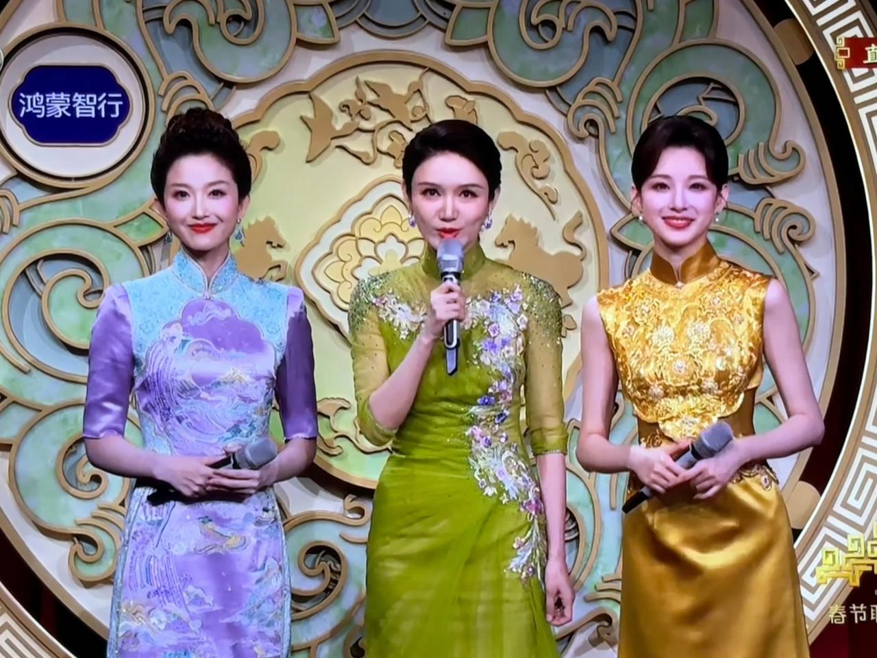 马凡舒：刚听到有人说我是春晚主持人里最美的，其实心悦和龙洋也都各有各的美，旗袍一