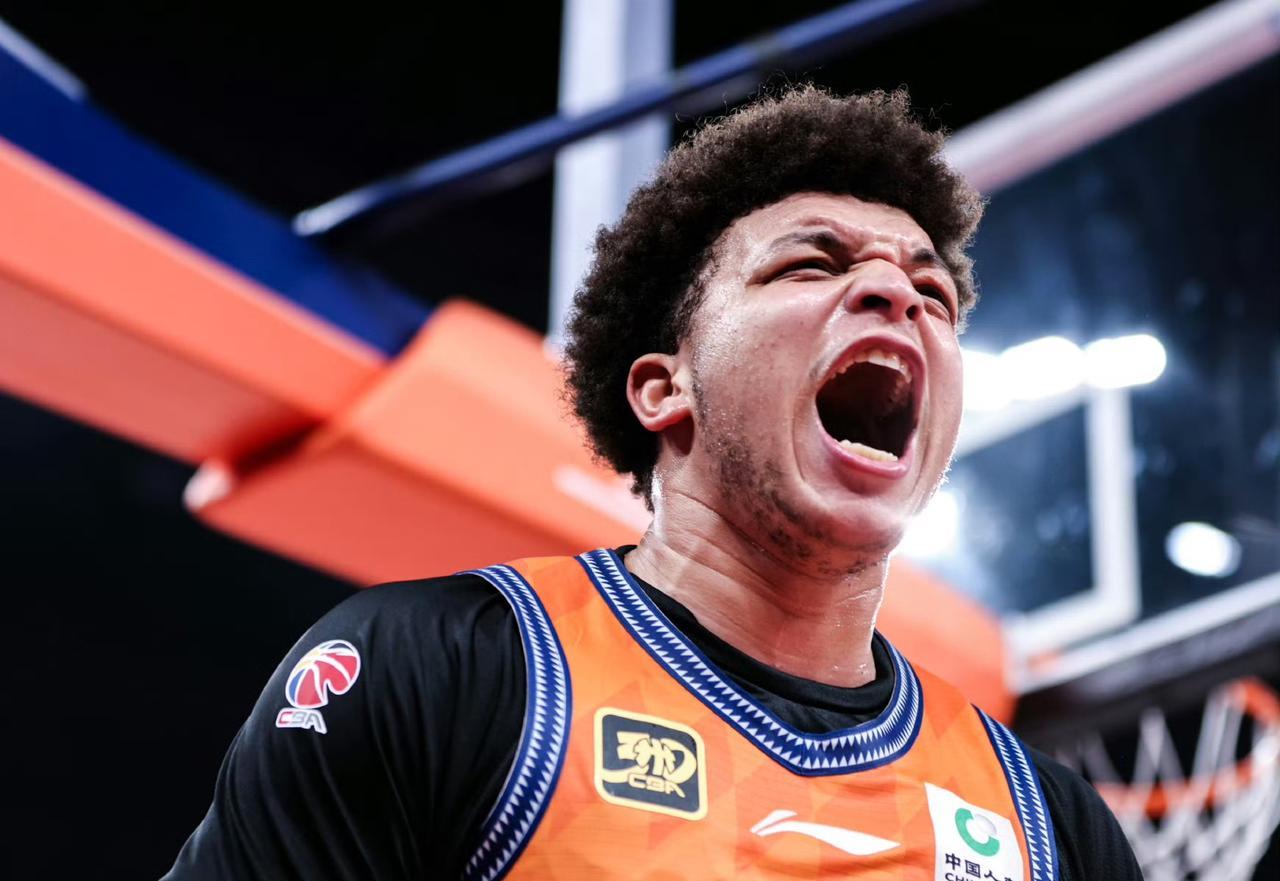 8月6日，有消息称称洛夫顿和上海男篮以7位数美元的年薪完成签约。这样看，洛夫顿与