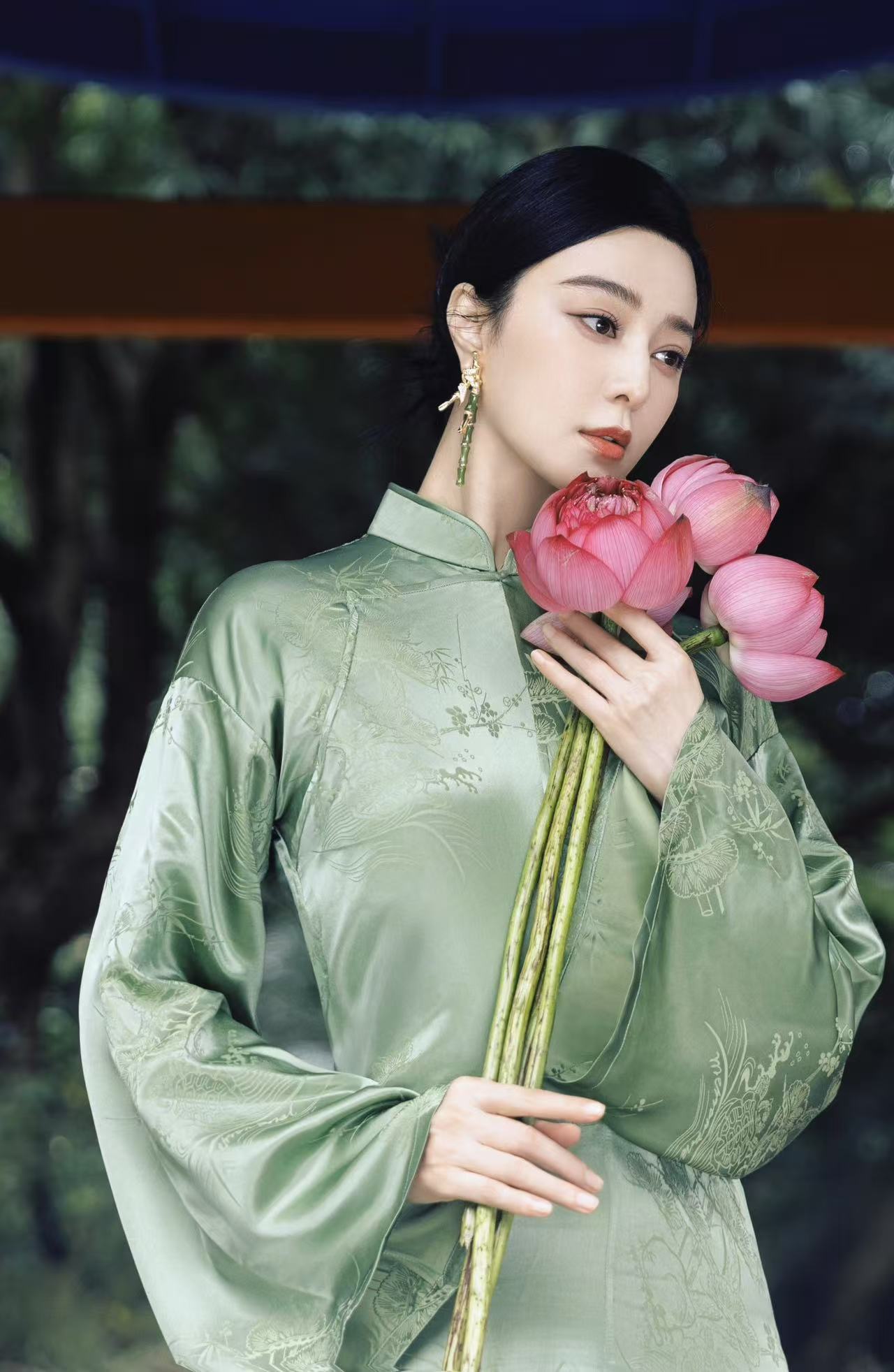 范冰冰xFANBEAUTYDIARY荷叶罗裙一色裁，芙蓉映面两边开。手