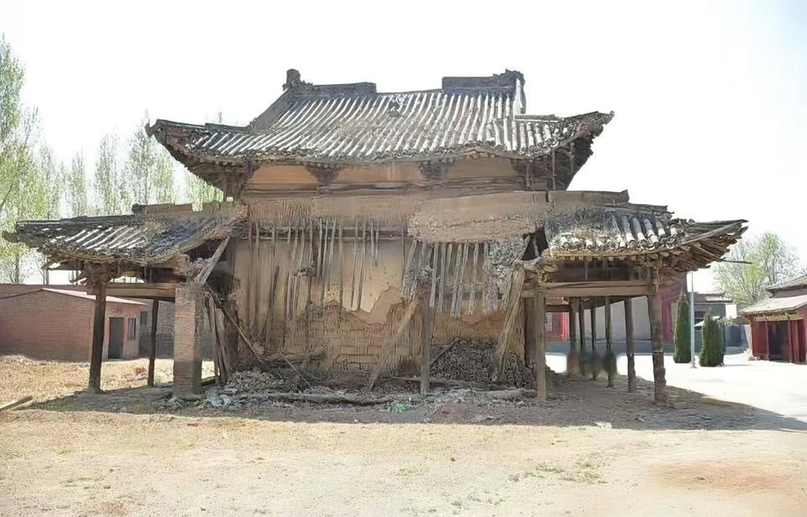 摇摇欲坠的山西农村古建筑，像是旧时的古戏台。山西的地上古建筑位居全国第一，几