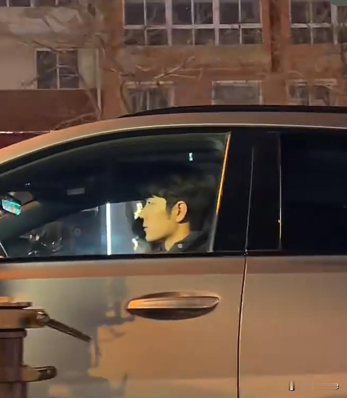 12月8日，肖战《小城良方》开车路透！在锦州下班，如果偶遇这一幕会开心一晚吧！