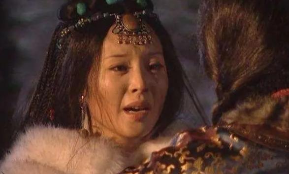 公元1635年，皇太极下令扒光亲姐姐莽古济的衣服，并且让刽子手处以凌迟极刑，每剐