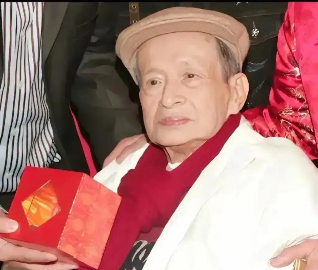 2006年的香港，82岁的老戏骨关海山出殡，成龙、刘德华、梁朝伟送来的花圈还没摆