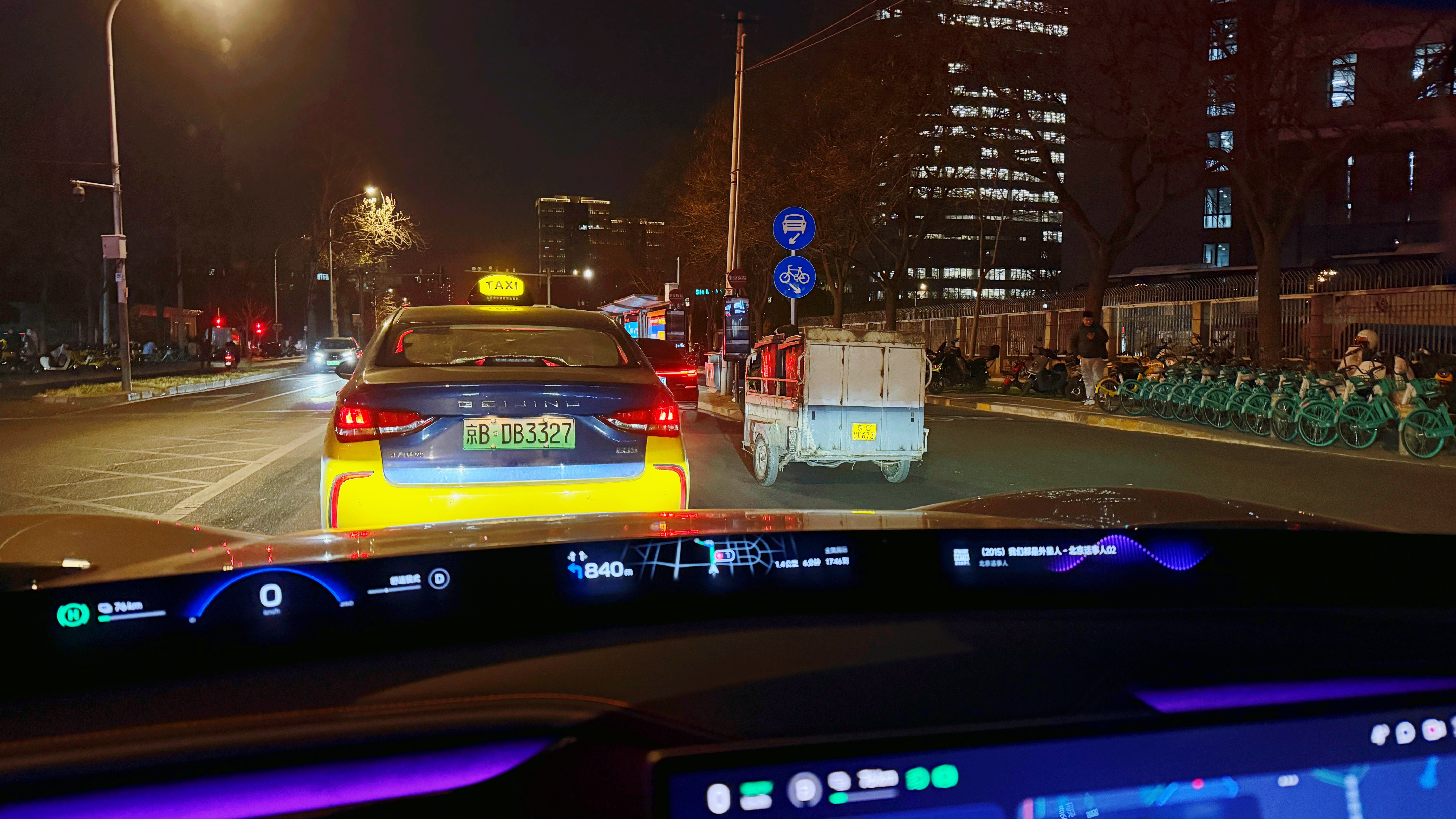 不知道从什么时候，马路上多了好多挂摩托车牌的三轮，骑的贼慢，还得走机动车道，你按