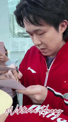王楚钦怎么就那么幽默呢？是东北人都那么幽默吗？今天和周启豪比赛结束，一群人围着