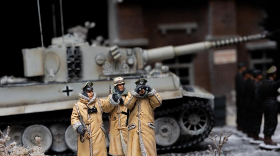 1944年6月13日清晨，随着一声“出发”号令，一辆虎式坦克向一个村庄驶去。一场