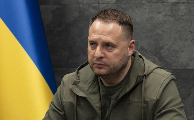 乌克兰的“二号人物”叶尔马克还真是条汉子，在辞去总统办公室主任职务之后，告诉媒体