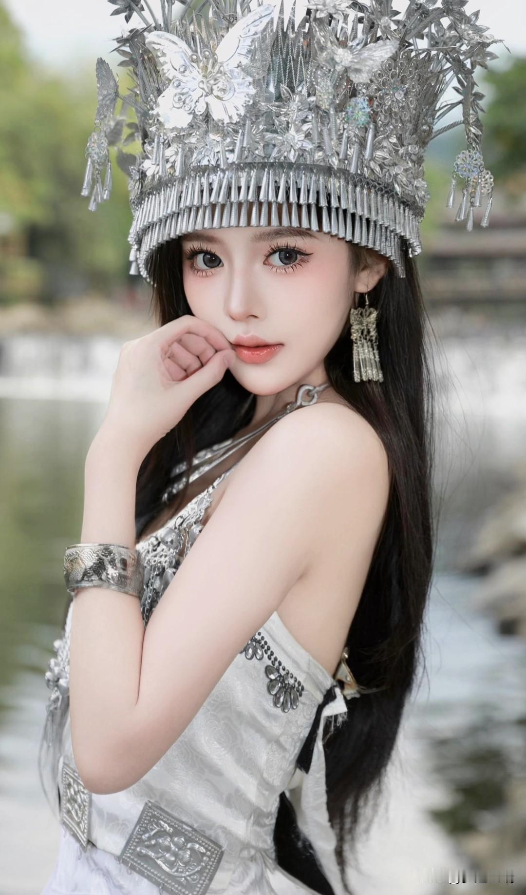 梦幻民族少女，银饰华美，如梦似幻。