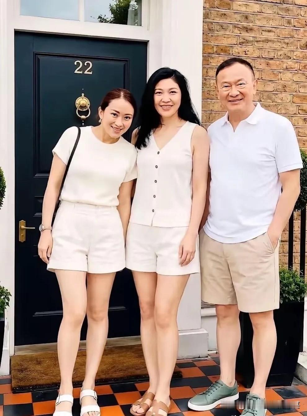 佩通坦通过自己的社交媒体，发了和父亲他信以及姑姑英拉在中国参加科技技术交流会的现