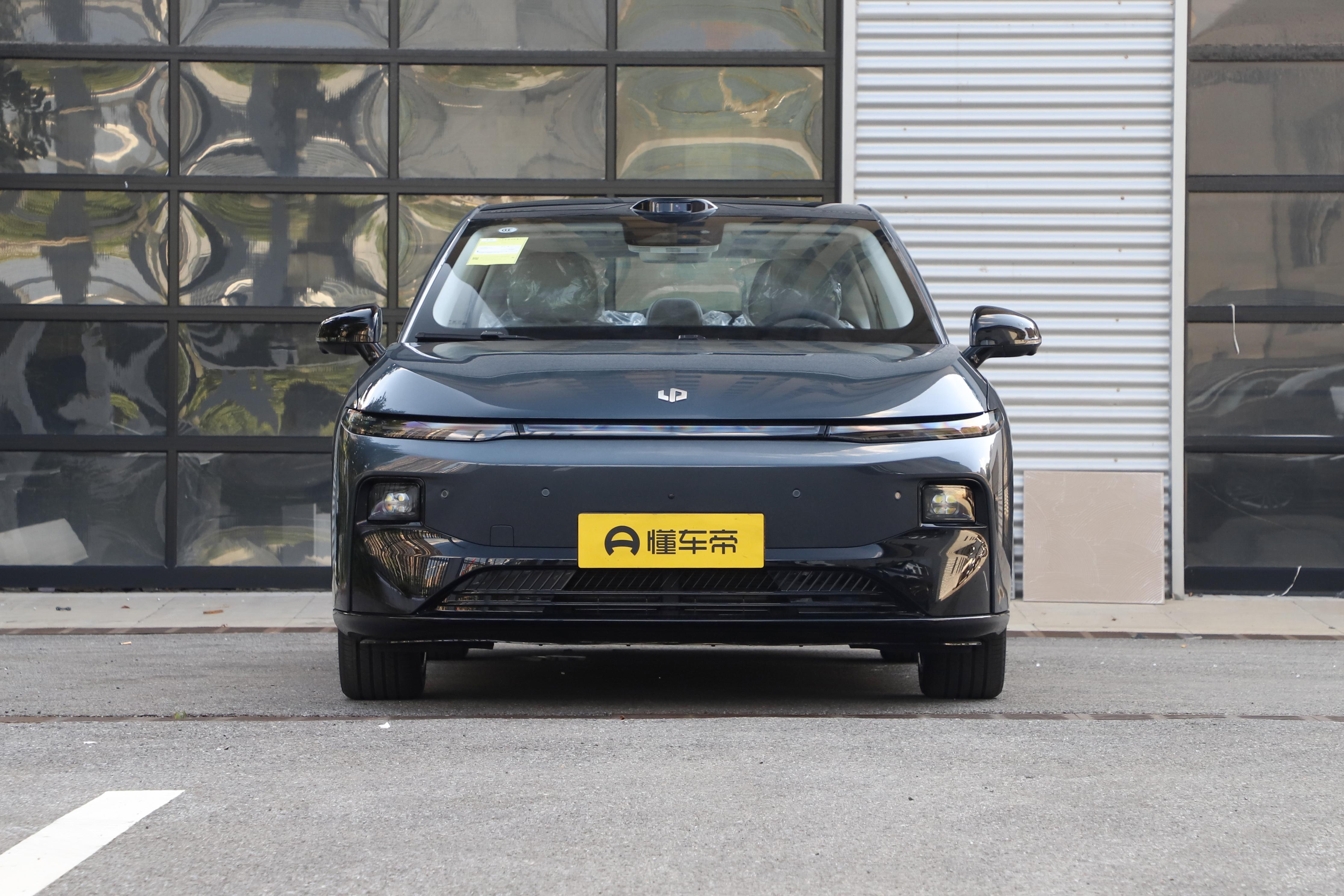 我试了试零跑B01，这台车的电门调校让我挺意外的，很线性，踩多少给多少，起步不窜